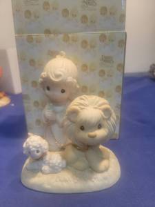 lot 5275 image: Precious Moments Lion and Lamb Figurine in box