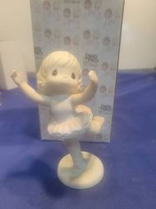lot 5280 image: Precious Moments You Deserve An Ovation Figurine in box