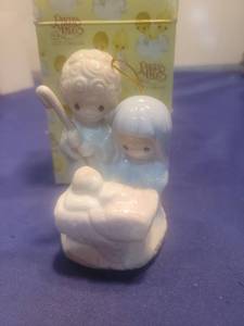 lot 5283 image: Precious Moments Nativity Musical Ornament Silent Night dose not play in box
