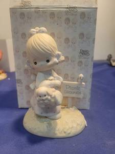 lot 5290 image: Precious Moments July Picnic Grounds Figurine in box