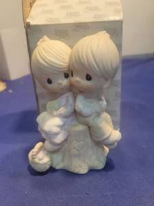 lot 5300 image: Precious Moments Love One Another Figurine E-1376 in box