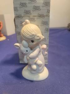 lot 5302 image: Precious Moments Jesus Loves Me Figurine E-1372G in box