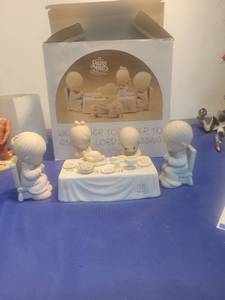 lot 5316 image: Precious Moments Prayer Before Meal Figurine Set