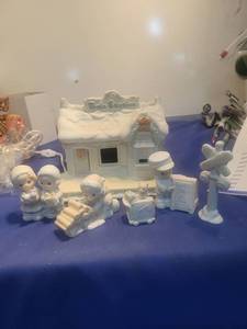 lot 5322 image: 1995 Precious Moments Sugar Town Train Station Set in box