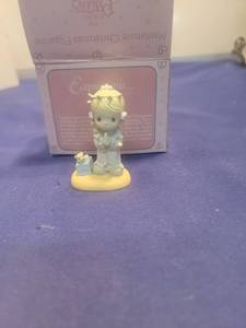lot 5357 image: Precious Moments Christmas Figurine - Let Your Christmas Be Delightful
