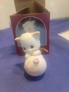 lot 5371 image: Precious Moments White Kitten Christmas Ornament 1990