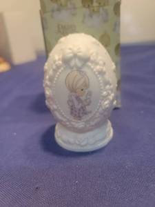 lot 5417 image: 1997 Precious Moments White Decorative Display Stand