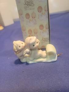 lot 5422 image: Precious Moments Playing Angels Ornament