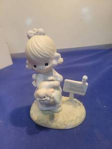 lot 5457 image: Precious Moments July Figurine - Picnic Grounds
