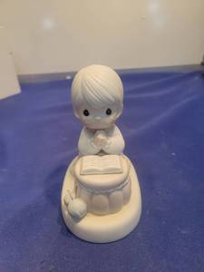 lot 5461 image: Precious Moments Grandmas Prayer Figurine PM-861