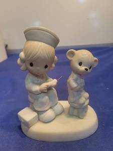 lot 5493 image: 1981 Jonathan & David Love Beareth All Things Figurine