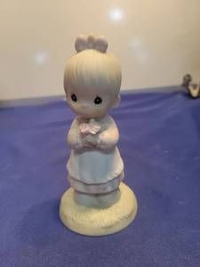 lot 5498 image: 1987 Precious Moments Mommy I Love You Figurine
