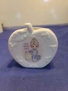 lot 5504 image: Precious Moments Teacher Apple Plaque