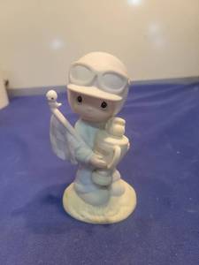 lot 5514 image: 1984 Precious Moments Trust in the Lord Figurine