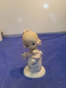 lot 5524 image: Precious Moments Jesus is the Light Figurine 1978