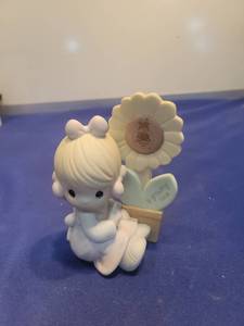 lot 5525 image: Precious Moments A Growing Love Figurine 1987