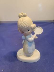 lot 5527 image: Precious Moments Eggs Over Easy Figurine 1979