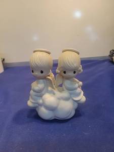 lot 5528 image: Precious Moments Love Goes On Forever Figurine E-3115