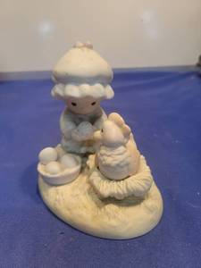 lot 5543 image: Precious Moments Eggspecially For You Figurine