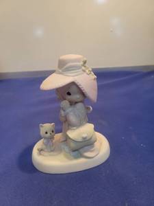 lot 5544 image: Precious Moments To A Very Special Mom Figurine 1983