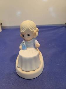 lot 5560 image: Precious Moments Disney A World Of My Own Figurine