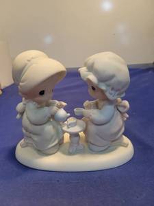 lot 5562 image: Precious Moments Friendship Hits The Spot Figurine