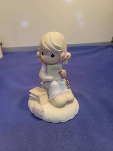 lot 5564 image: Precious Moments Growing In Grace Age 14 Figurine