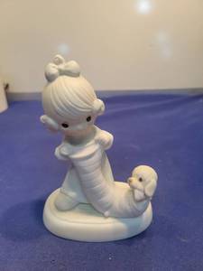 lot 5614 image: Precious Moments Christmas Joy From Head to Toe Figurine 1982