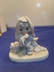 lot 5618 image: Precious Moments June Figurine 110043