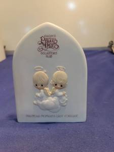 lot 5620 image: Precious Moments Collectors Club Porcelain Plaque - Jonathan & David 1981