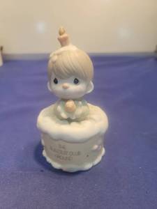 lot 5623 image: 1988 Precious Moments Charter Member Figurine