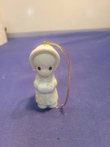 lot 5632 image: Precious Moments 1986 Ornament