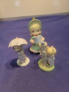 lot 5663 image: Precious Moments Figurine Set