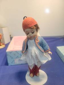 lot 5702 image: Madame Alexander Cissette Doll in Blue and White Outfit