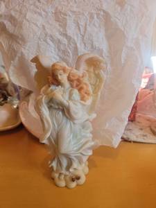 lot 5722 image: Seraphim Classics Arianna Winters Warmth Angel Figurine