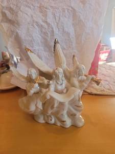 lot 5730 image: Mikasa Holiday Elegance Angel Trio Figurine