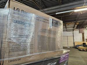 lot 559 image: LG window air conditioner (model LW6023R)
