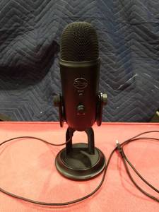 lot 3531 image: Blue Yeti USB Microphone