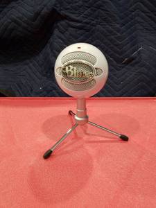 lot 3537 image: Blue Snowball USB Microphone No Charger