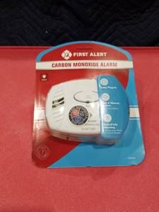 lot 3542 image: First Alert CO600 Plug in Carbon Monoxide Alarm