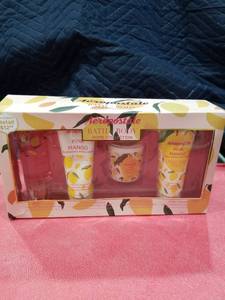 lot 3545 image: Aeropostale Pink Mango Bath & Body Gift Set