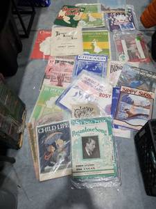 lot 3555 image: LOT OF RANDOM SHEET MUSIC