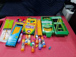 lot 3582 image: LOT OF RANDOM SCHOOL SUPPLIES