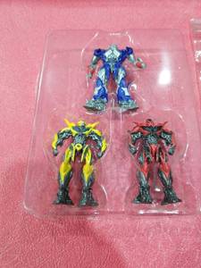 lot 3590 image: Transformers Movie Robot Figures with Logo Set