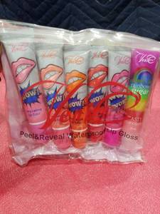 lot 3605 image: VeniCare Peel Off Tattoo Waterproof Lip Gloss Set