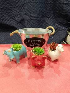lot 3606 image: Decorative Animal Planters with Garden Bucket Set