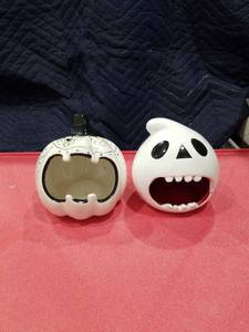 lot 3613 image: White Ceramic Ghost Pumpkins Halloween Decor