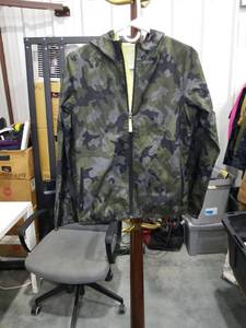 lot 3676 image: DSG Camo Print Windbreaker Jacket Size 14-16Y