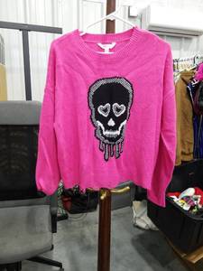 lot 3681 image: No Boundaries Pink Skull Sweater XXL