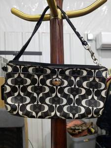 lot 3682 image: TRENDY WRISTLET BAG